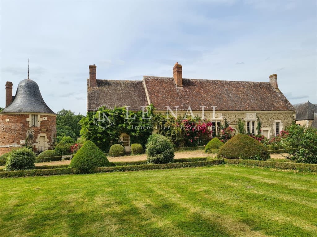 Historic Château With Formal Garden And Multiple Architectural Ensembles 5