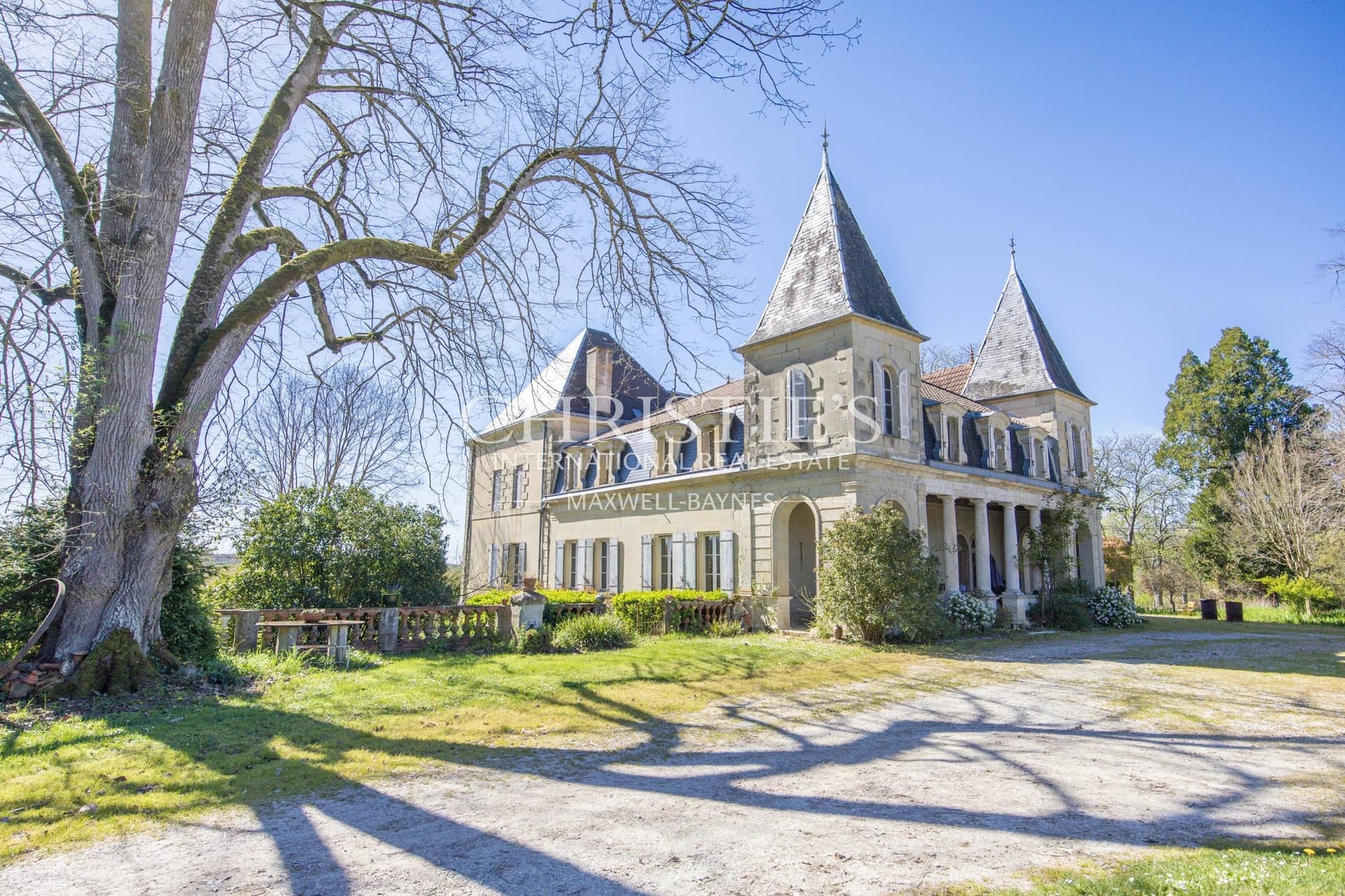 Elegant 7-Bedroom Château Estate With Guardian Cottage And Chapel — Château for sale in France