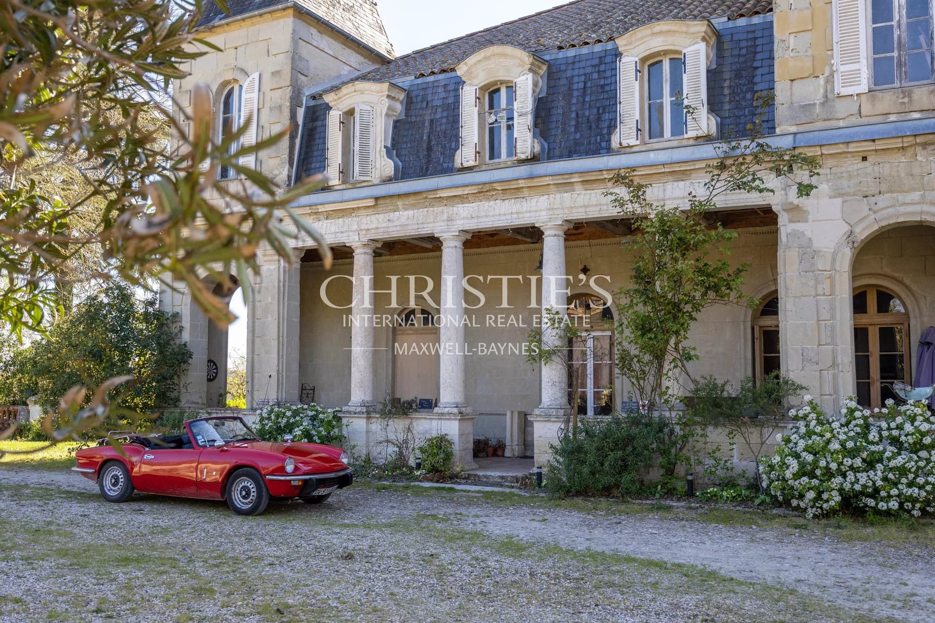 Elegant 7-Bedroom Château Estate With Guardian Cottage And Chapel 3