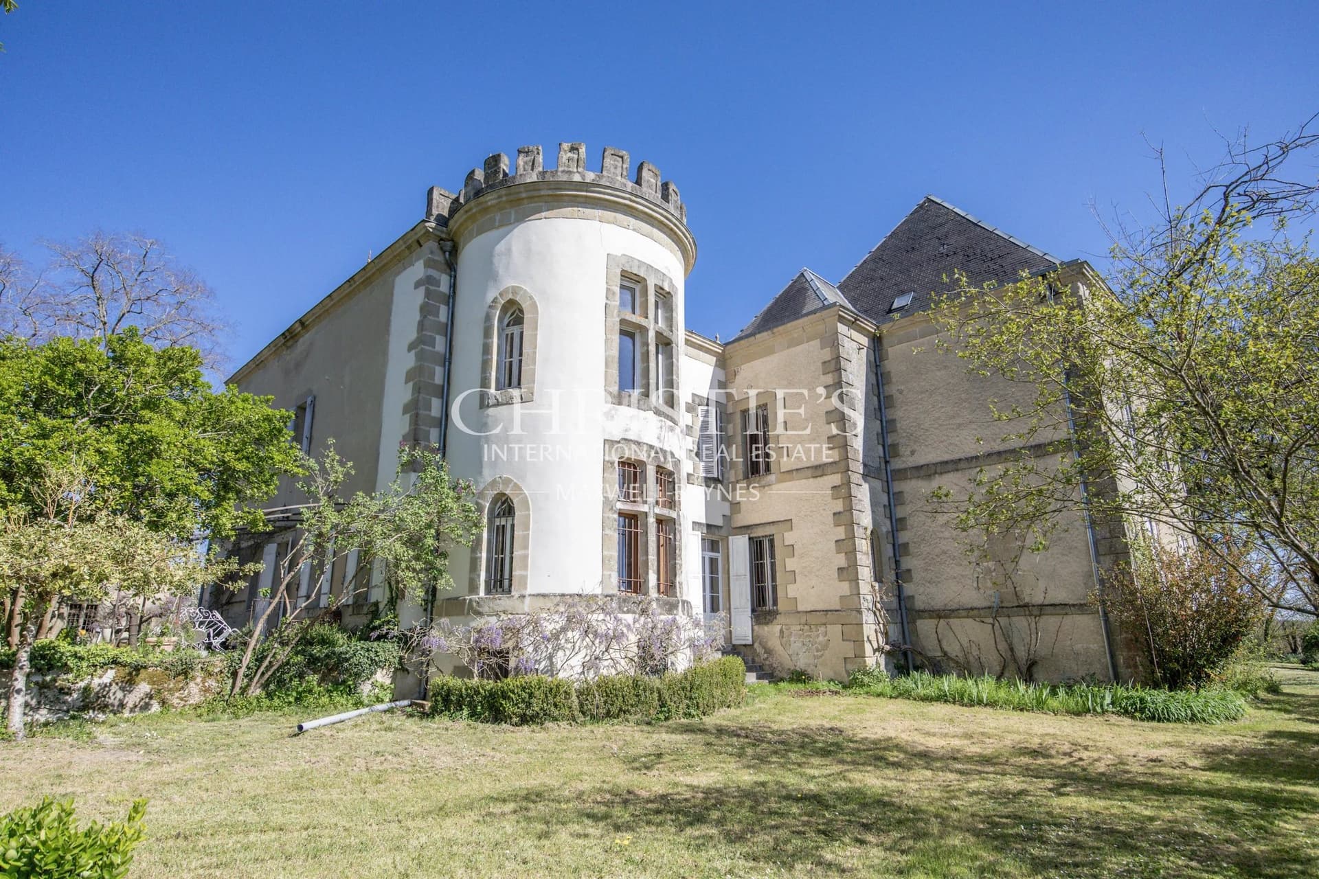 Elegant 7-Bedroom Château Estate With Guardian Cottage And Chapel 5