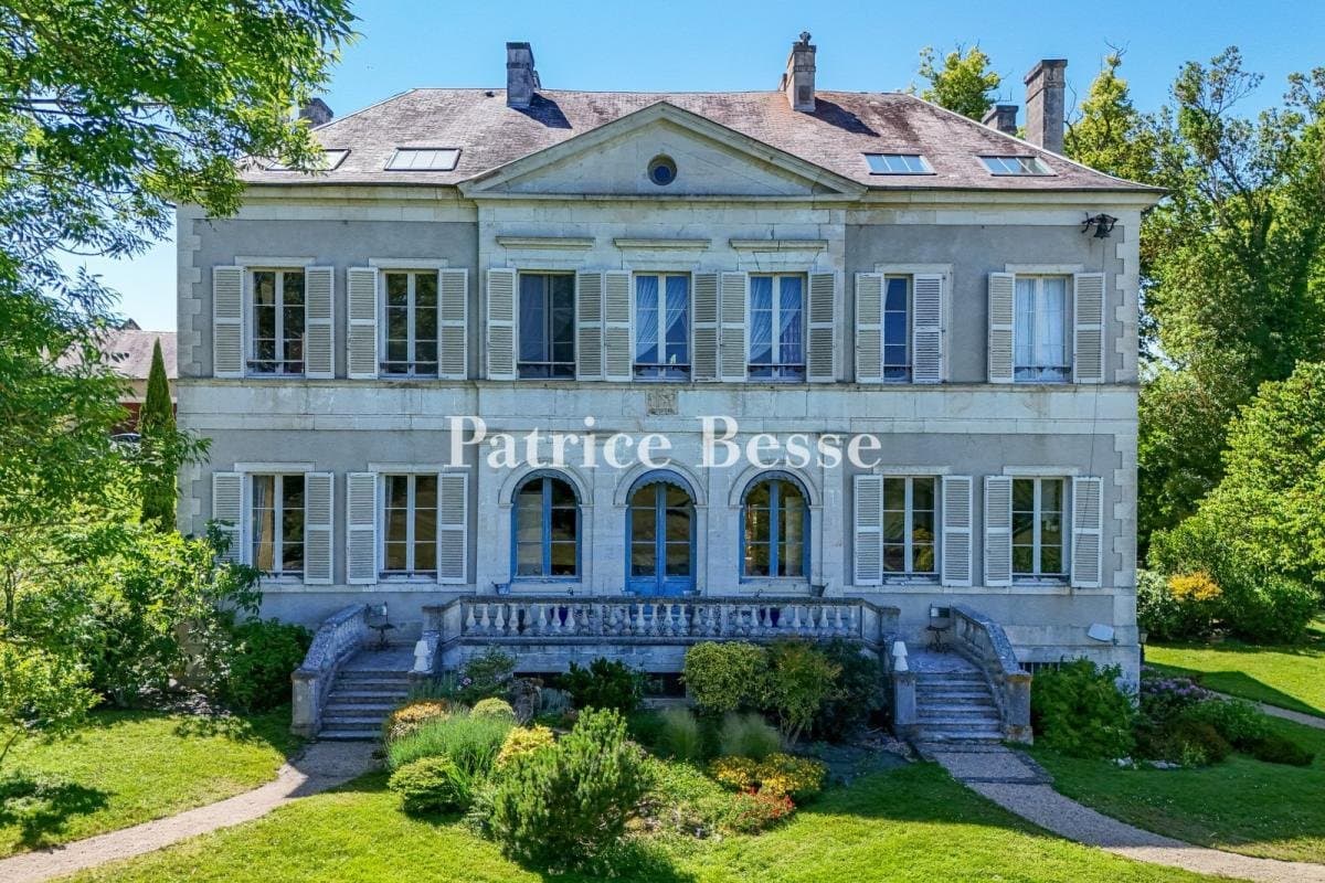 Château With Equestrian Facilities And Landscaped Parkland
