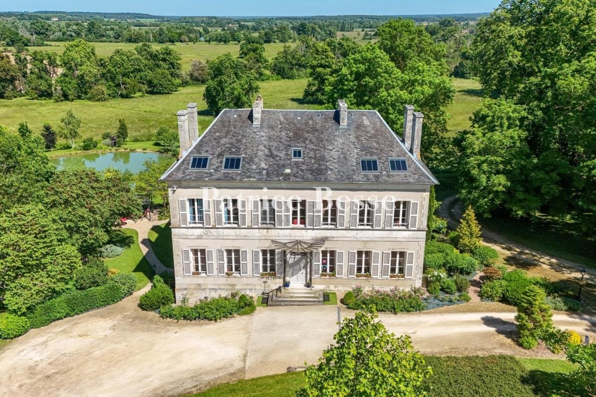 Château With Equestrian Facilities And Landscaped Parkland 2