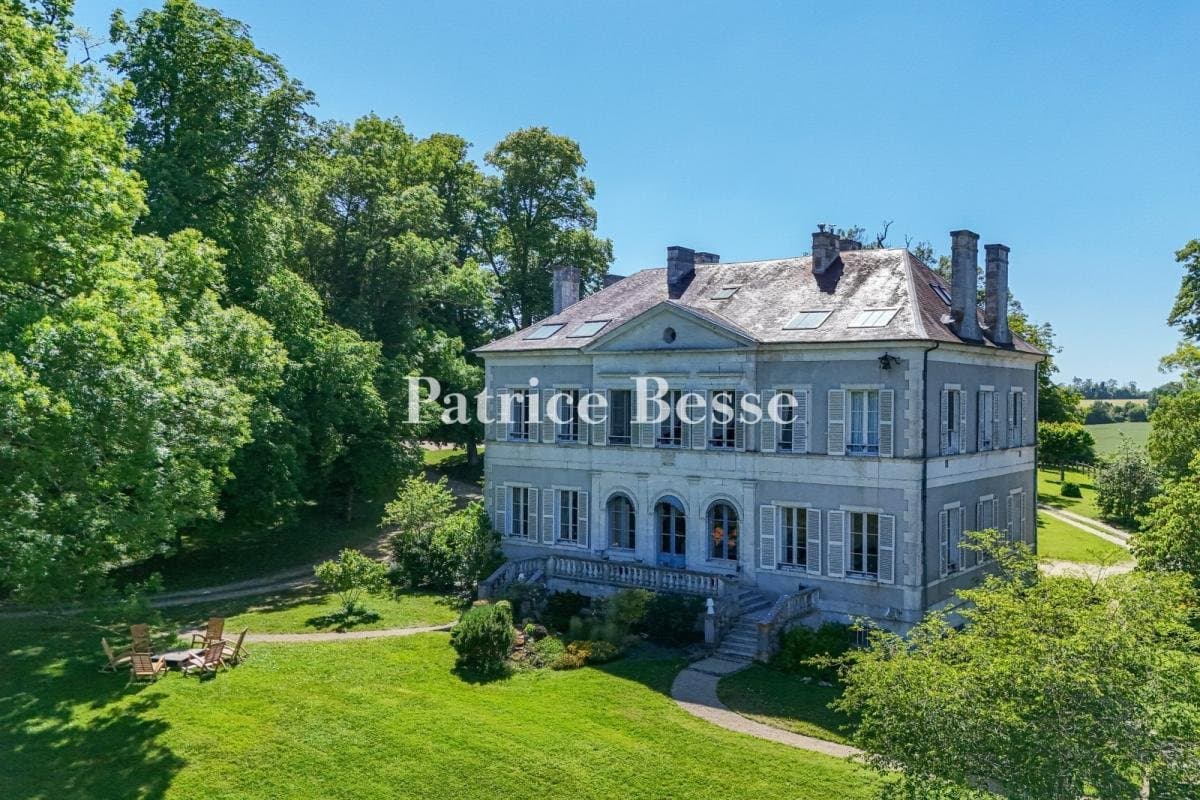 Château With Equestrian Facilities And Landscaped Parkland 3