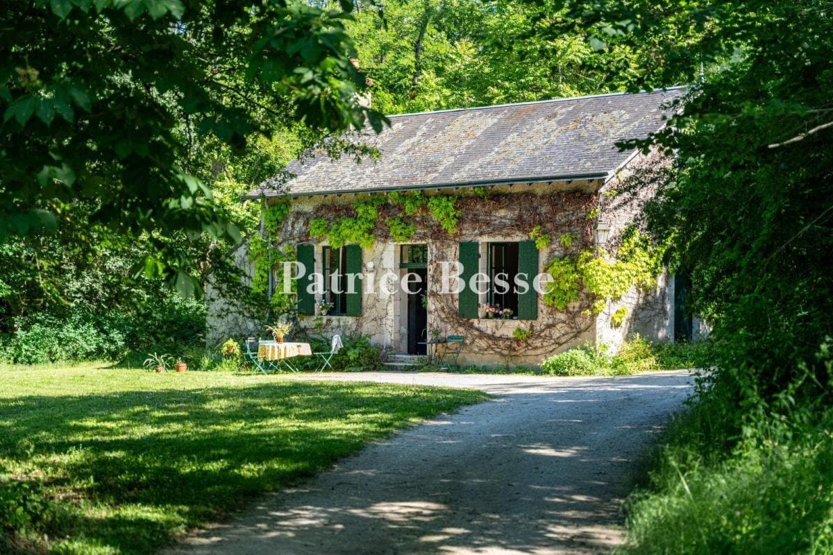 Château With Equestrian Facilities And Landscaped Parkland 4