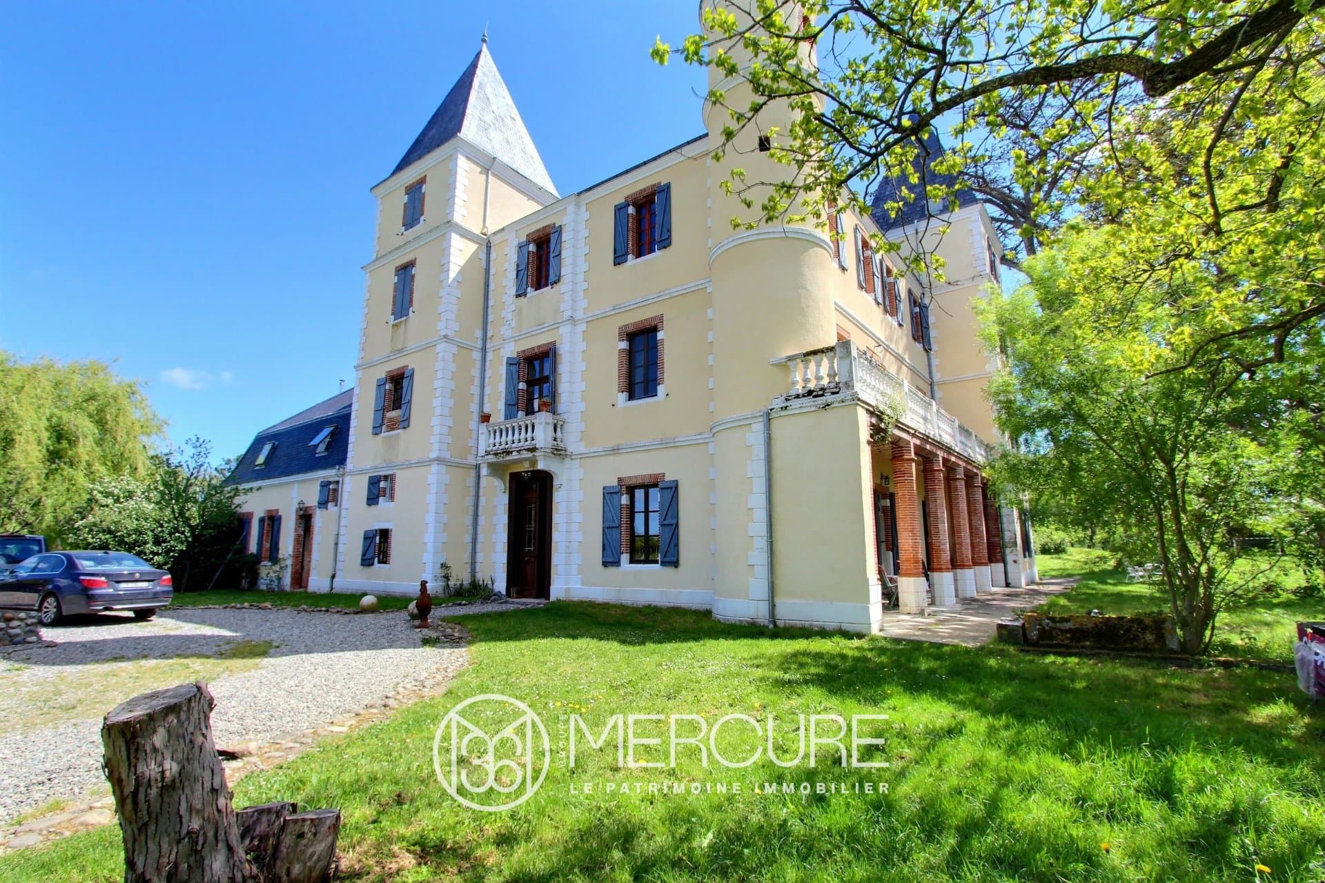 19th Century Château With Stables And Saltwater Swimming Pool — Château for sale in Occitanie, France