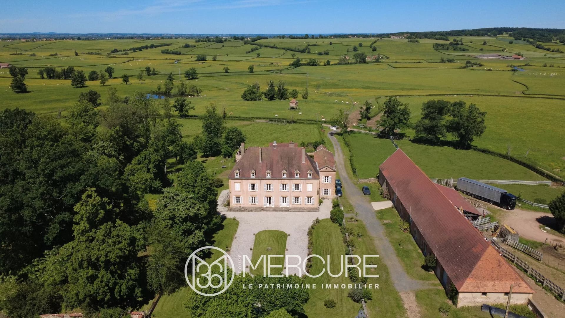 Renovated Château With Extensive Grounds And Outbuildings 5