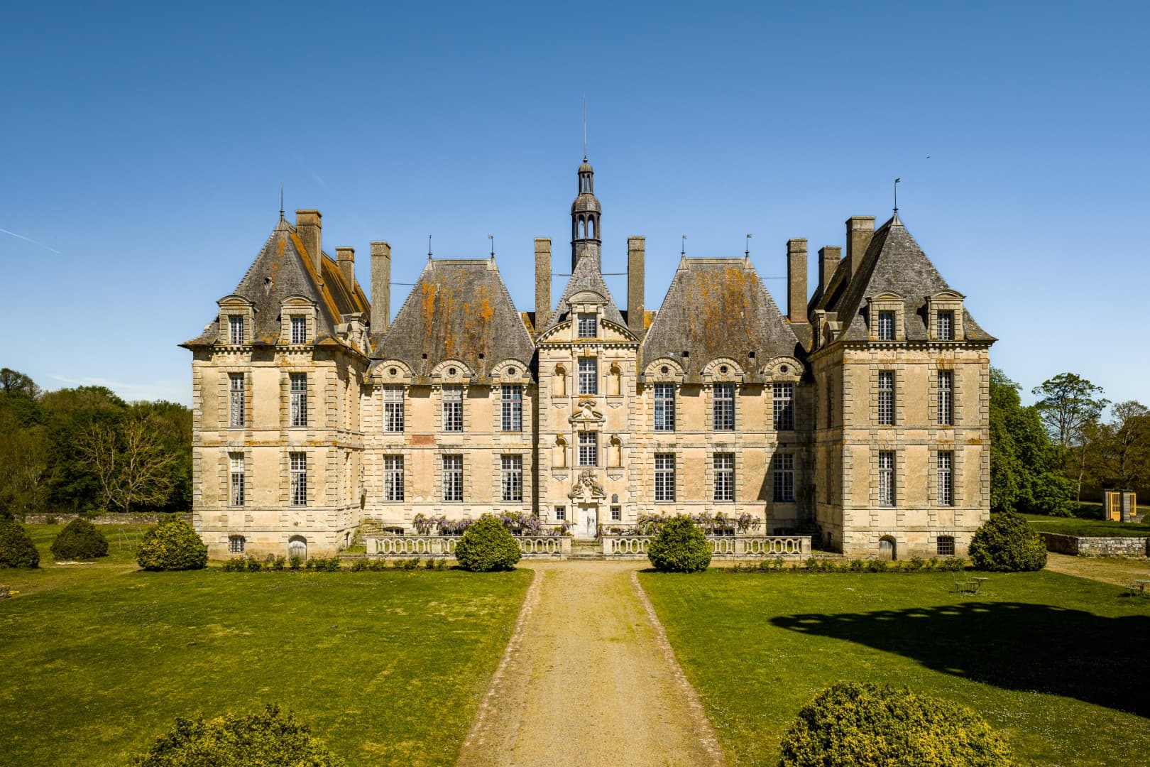 Historic Castle with 14 Bedrooms and 1500 Sqm of Space 2