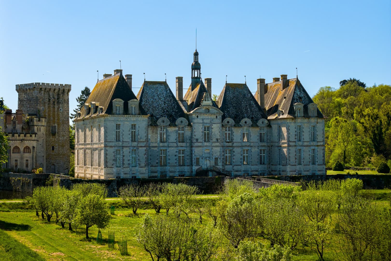 Historic Castle with 14 Bedrooms and 1500 Sqm of Space 3