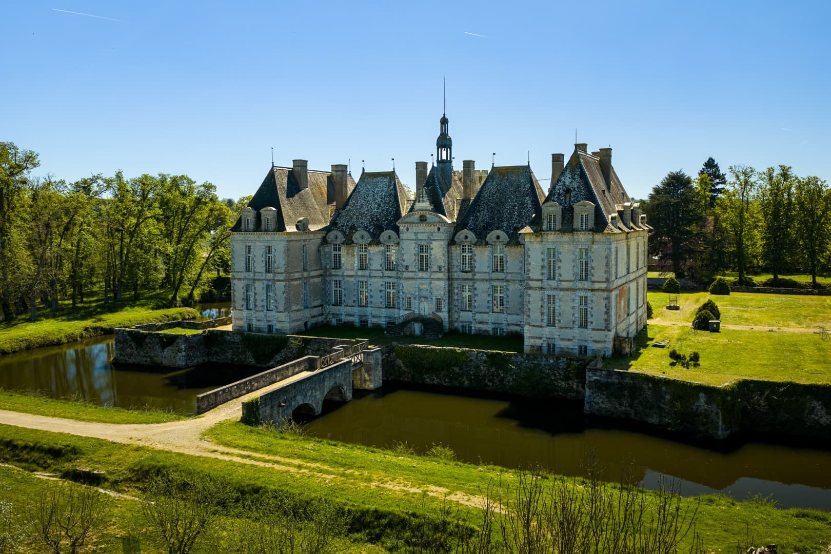 Historic Castle with 14 Bedrooms and 1500 Sqm of Space 4