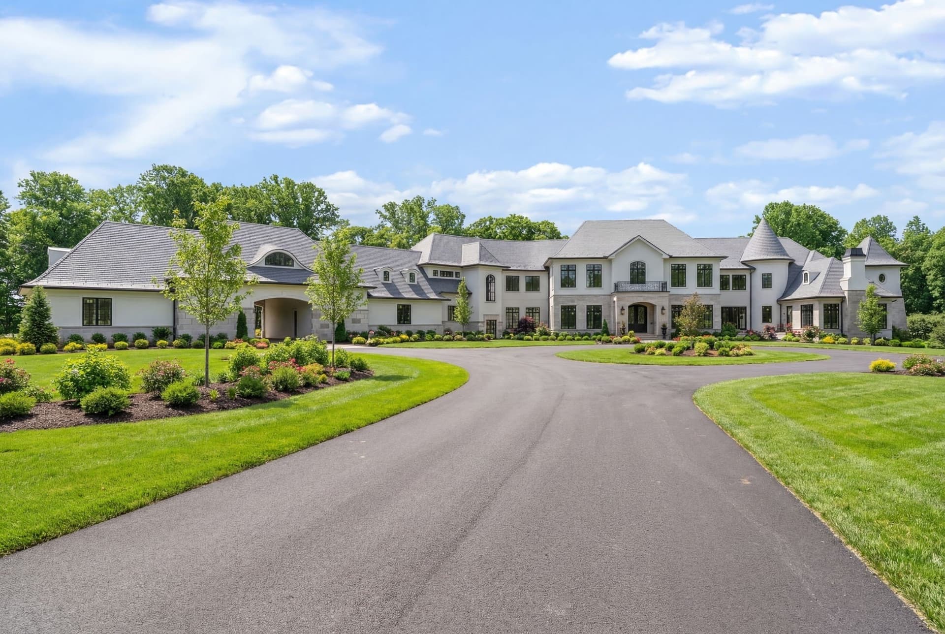 Extraordinary Estate with 8 Bedrooms and Private Bowling Alley 4