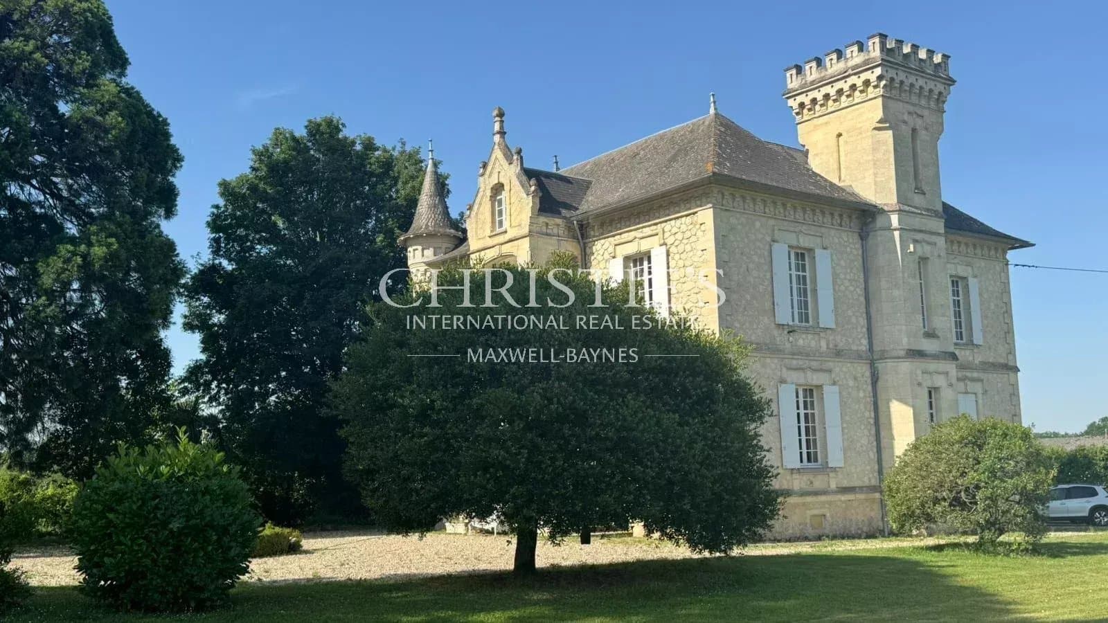 Elegant 19th Century Château With Indoor Pool And Vineyards — Château for sale in Bordeaux, France