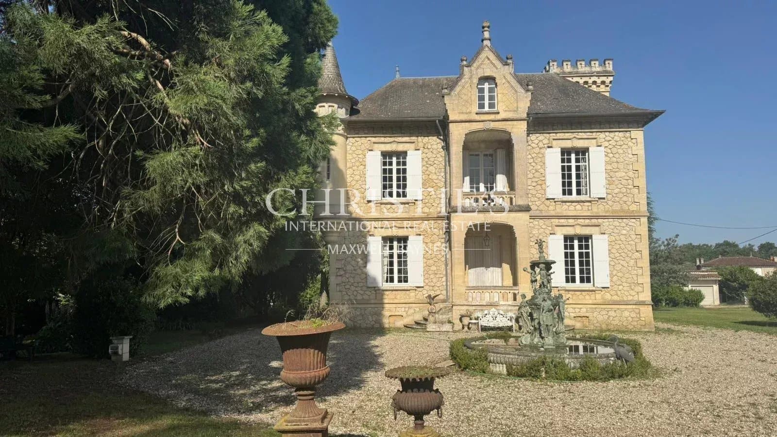 Elegant 19th Century Château With Indoor Pool And Vineyards 5