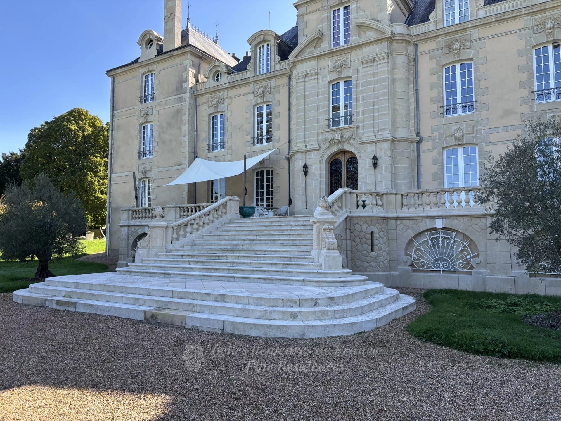 Elegant 16th Century Château With Extensive Grounds And Outbuildings 2