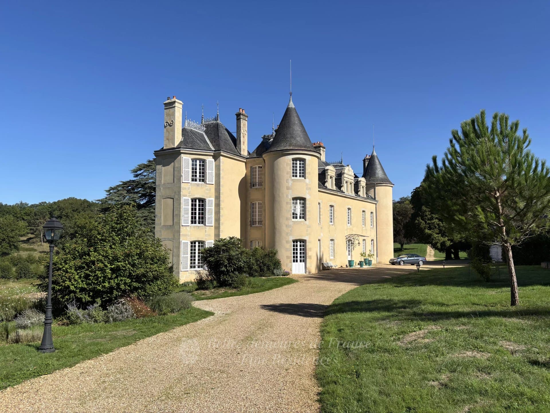 Elegant 16th Century Château With Extensive Grounds And Outbuildings 4
