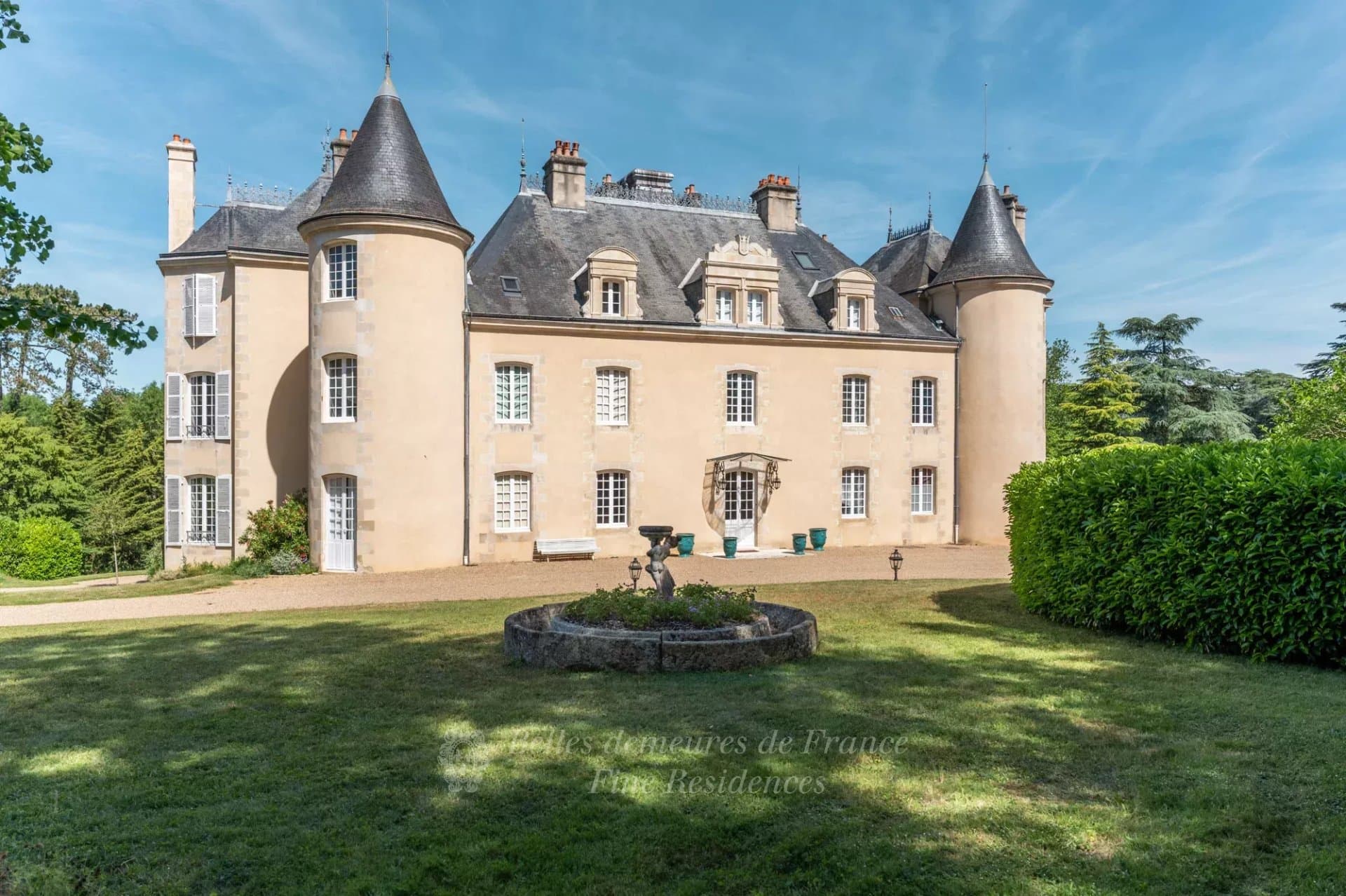 Elegant 16th Century Château With Extensive Grounds And Outbuildings 5