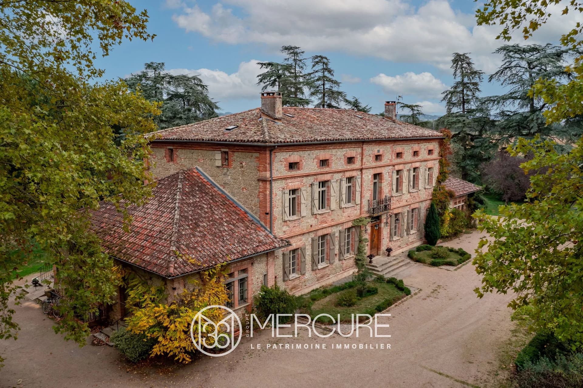 Elegant 19th Century Mansion With Swimming Pool And Outbuildings