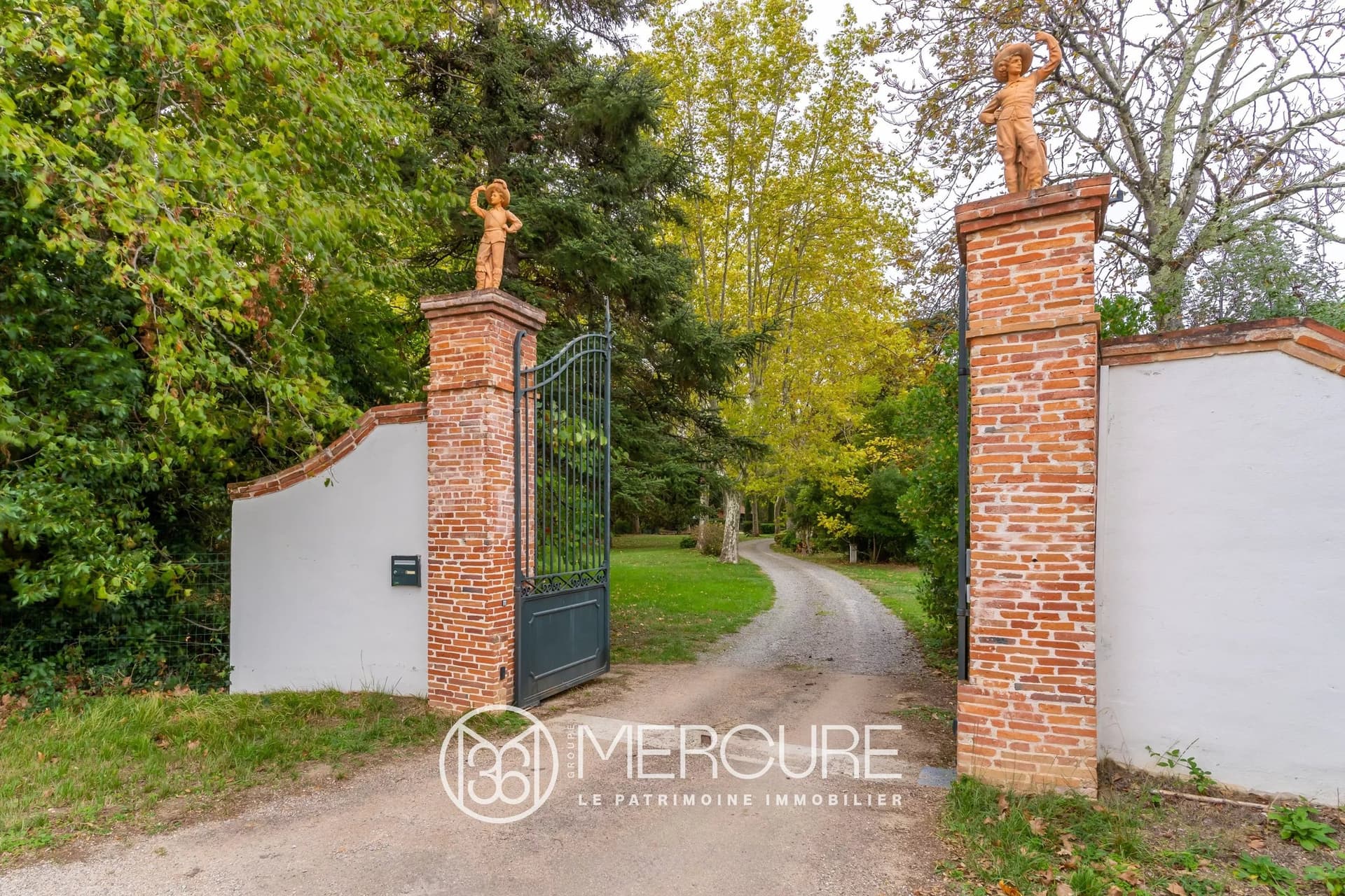 Elegant 19th Century Mansion With Swimming Pool And Outbuildings 5