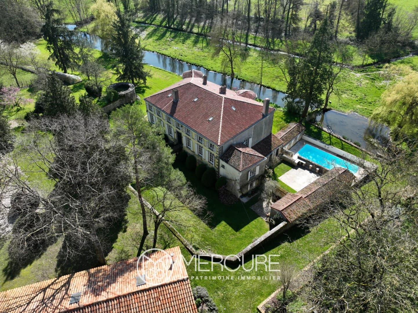 Spacious 15th Century Château With Guest House And Swimming Pool 2