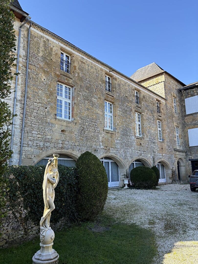 Elegant Restored Château With Swimming Pool And Breathtaking Views 5