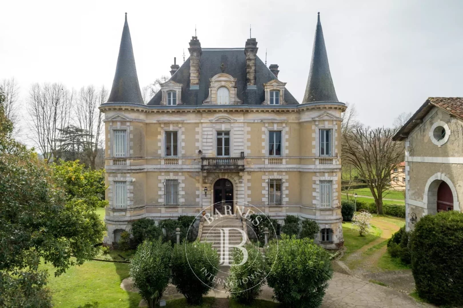 19th Century Château with 14 Bedrooms and Expansive Park — Château for sale in France