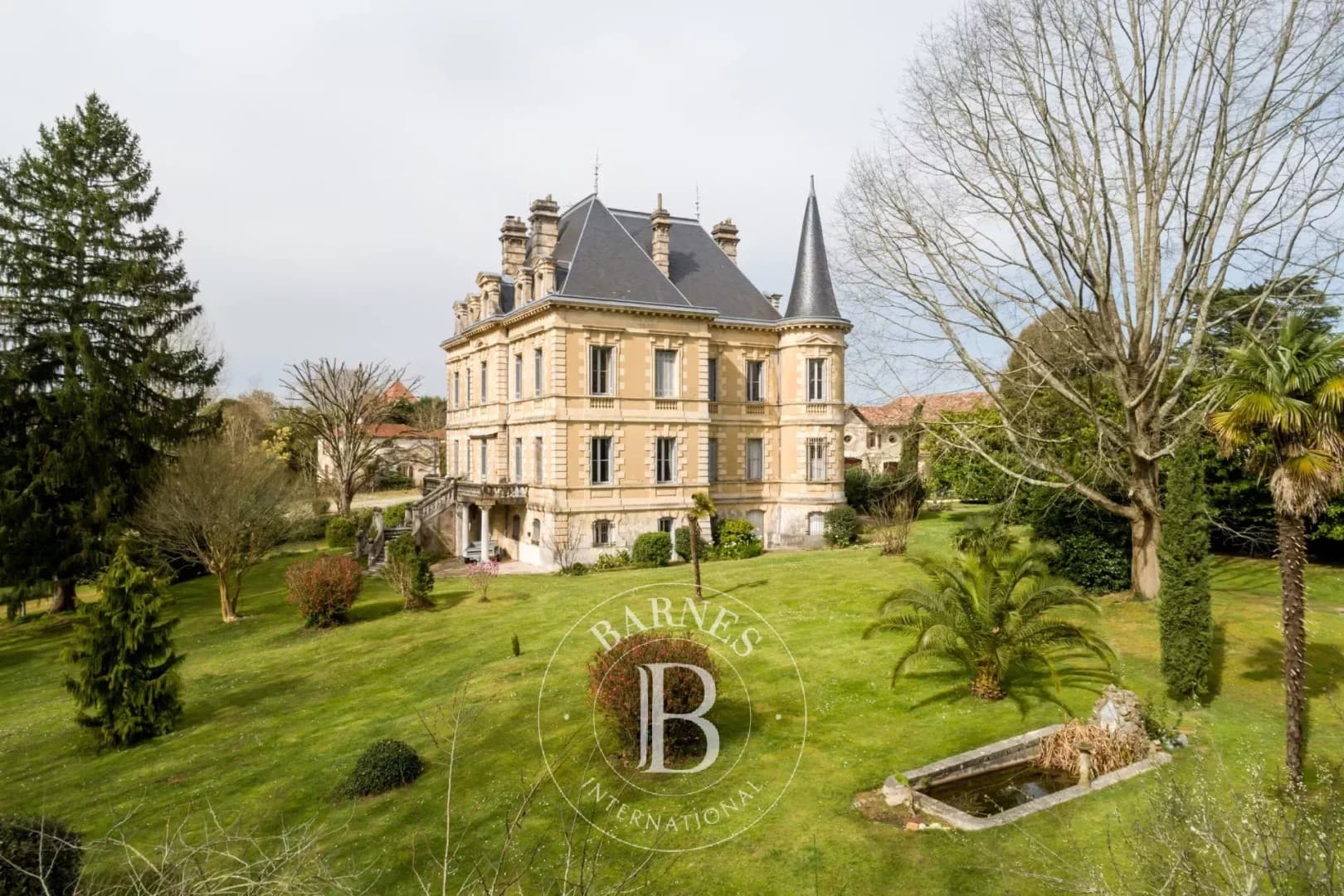 19th Century Château with 14 Bedrooms and Expansive Park 4