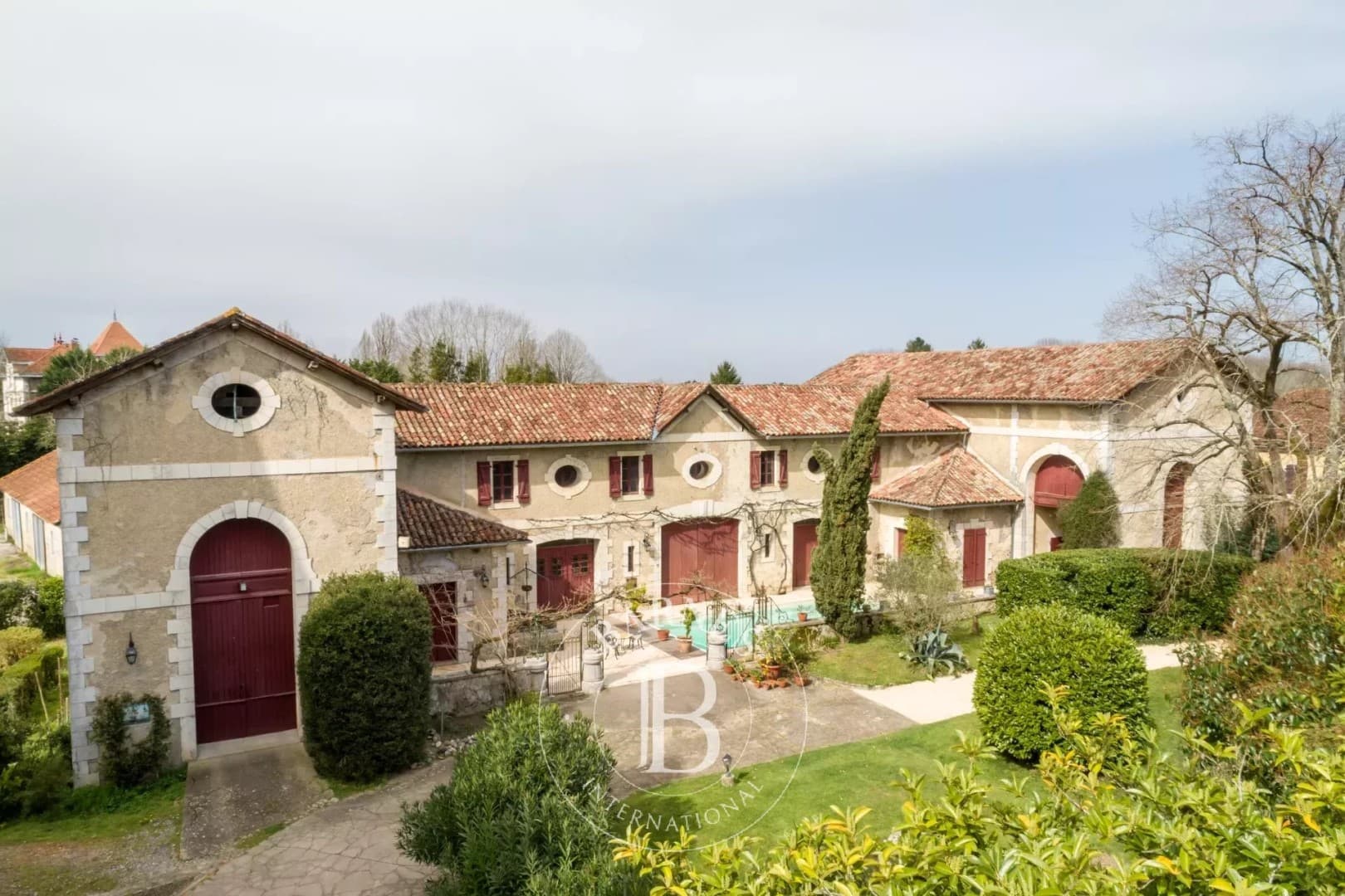 19th Century Château with 14 Bedrooms and Expansive Park 5
