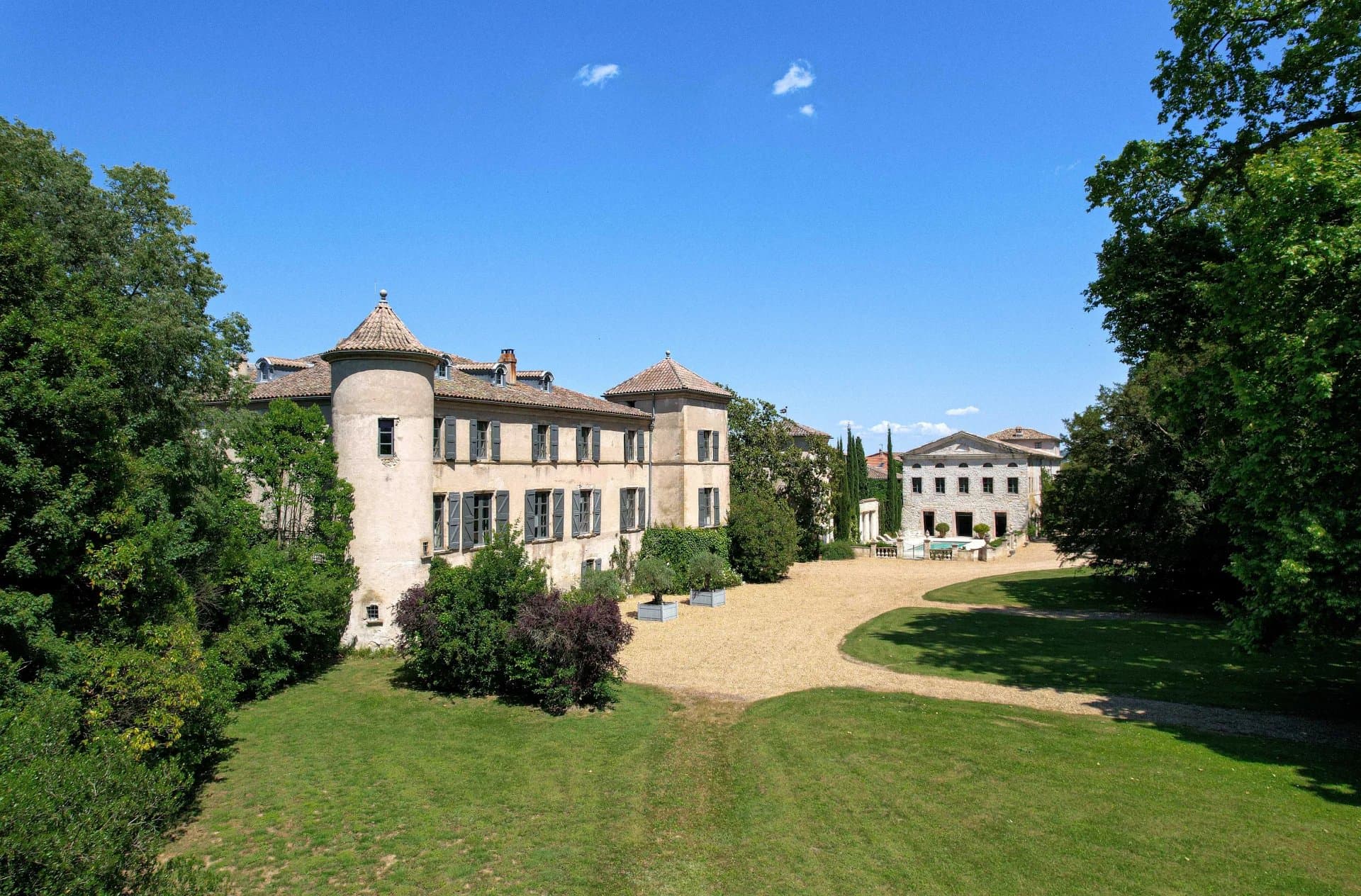 Historic Castle With Reception Rooms and Guest Apartments 5
