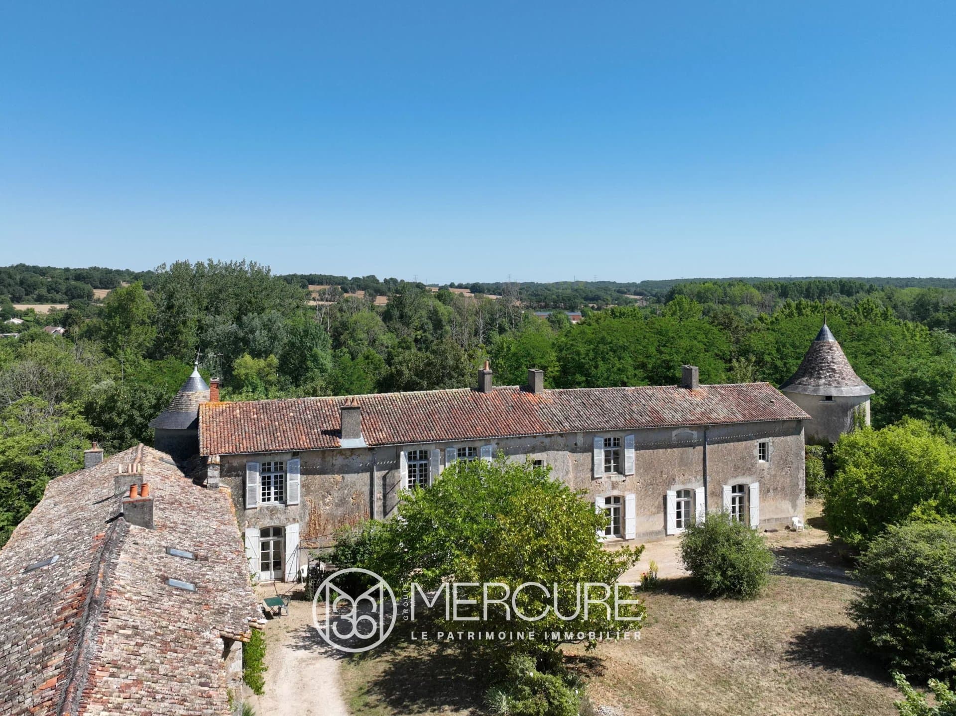 Historic Château with 14-Bedroom Holiday Cottage and Expansive Grounds 2