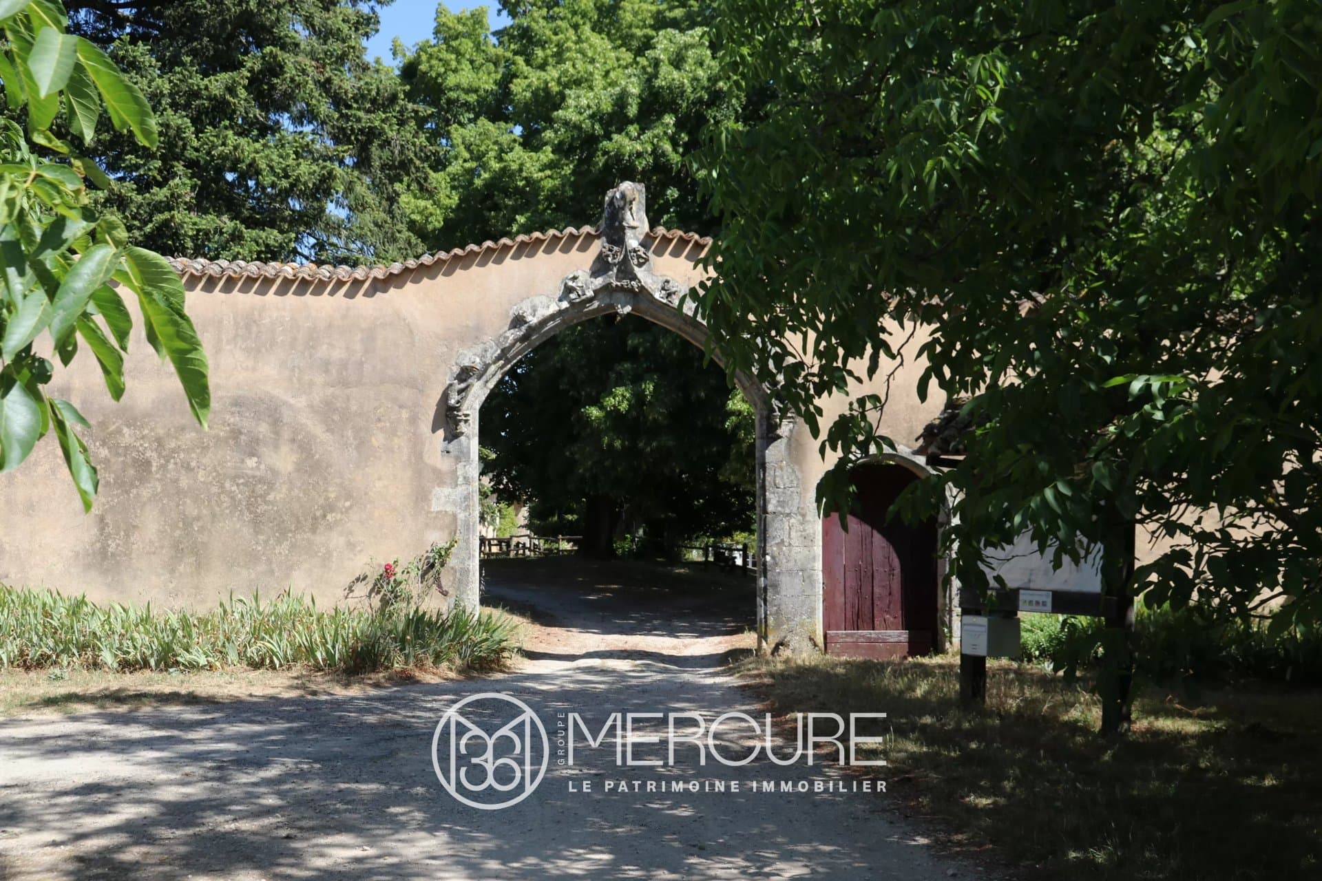 Historic Château with 14-Bedroom Holiday Cottage and Expansive Grounds 3