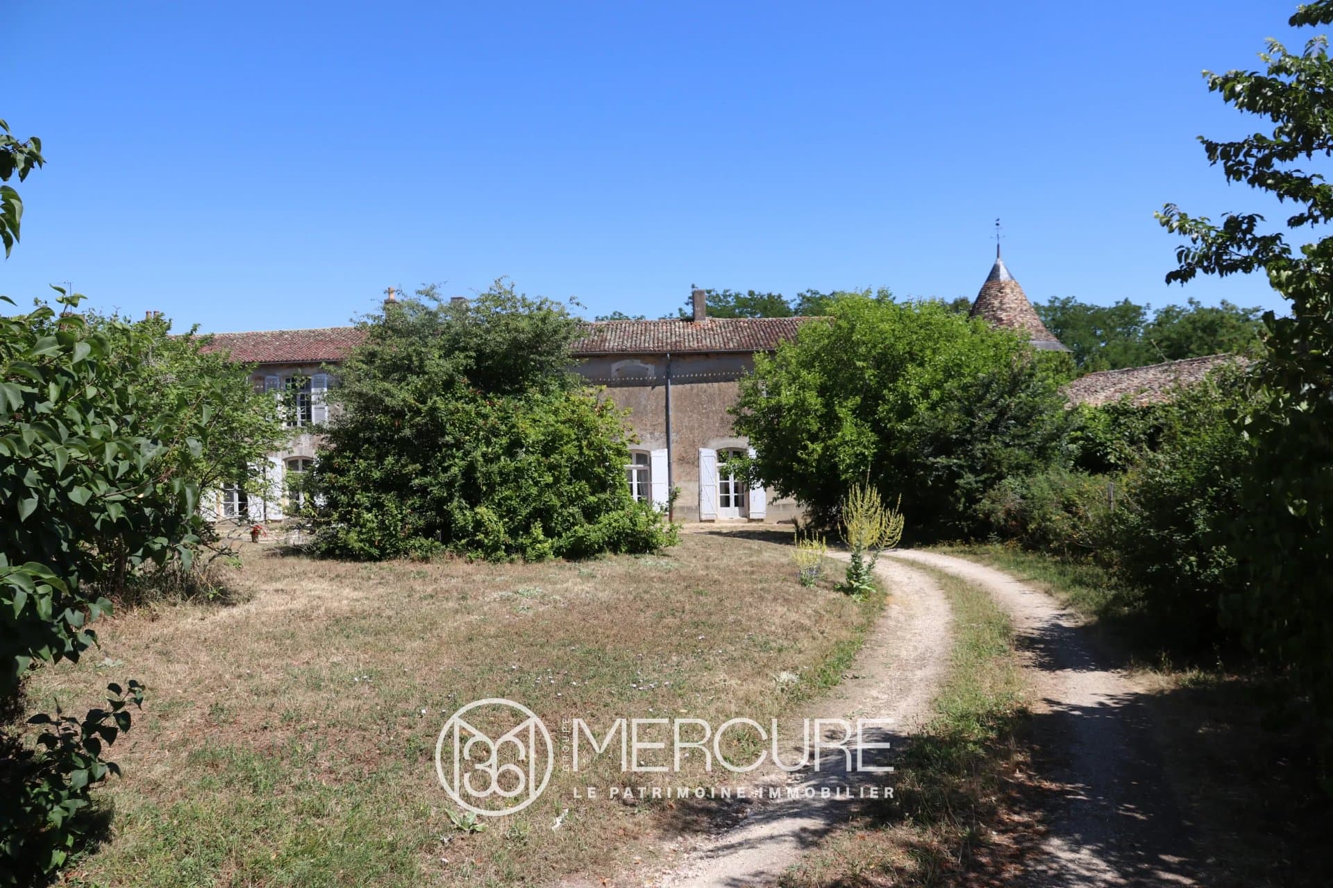 Historic Château with 14-Bedroom Holiday Cottage and Expansive Grounds 4