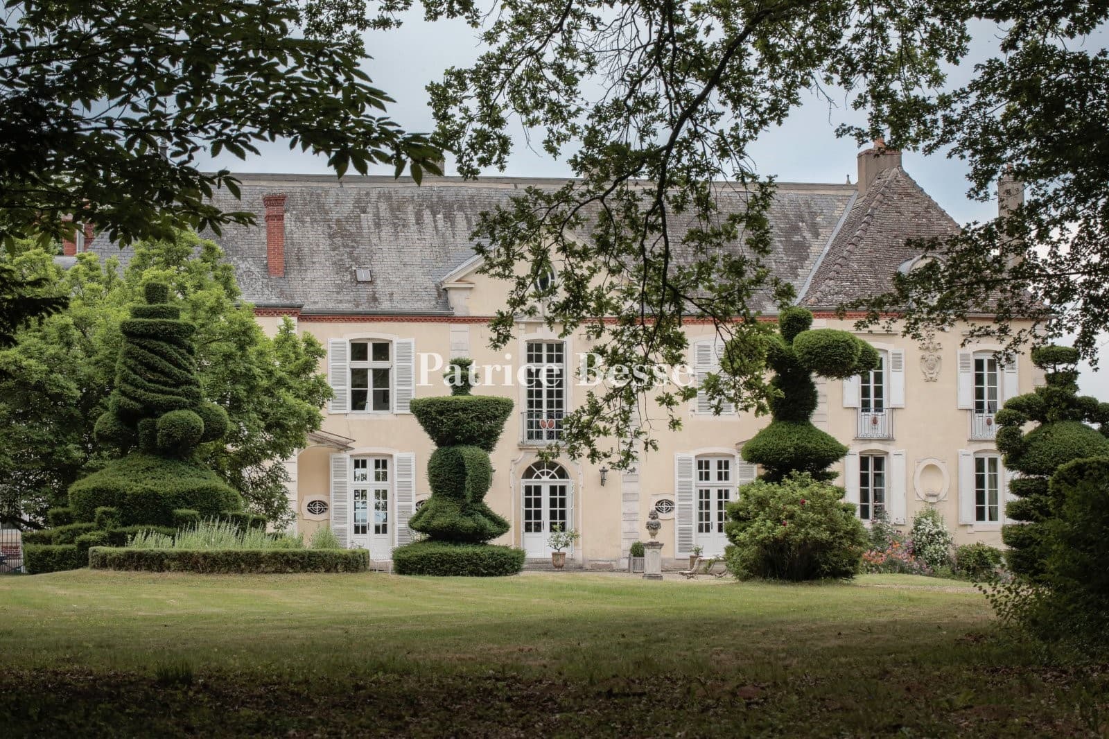 Elegant 18th Century Château Surrounded By Lush Parklands 2