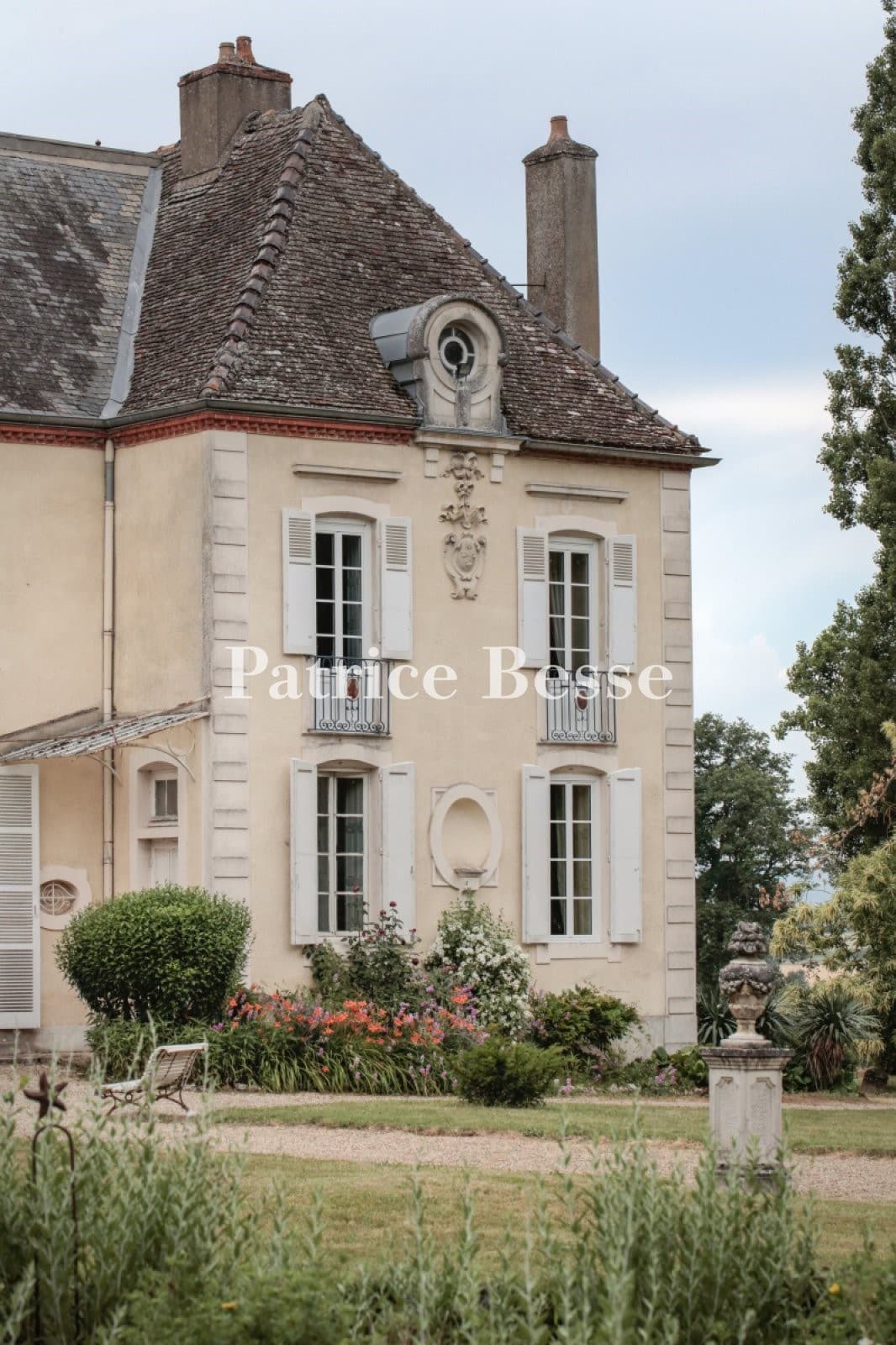 Elegant 18th Century Château Surrounded By Lush Parklands 5