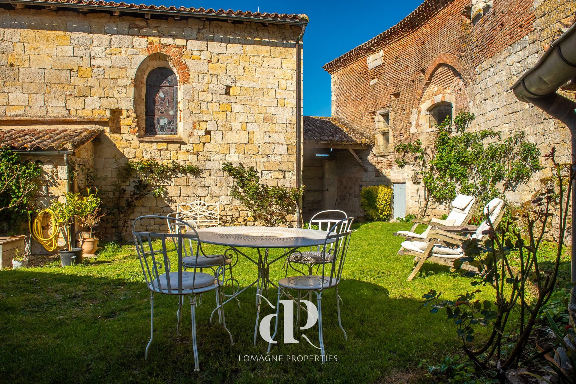 Historic Château With Panoramic Views And Private Garden 4