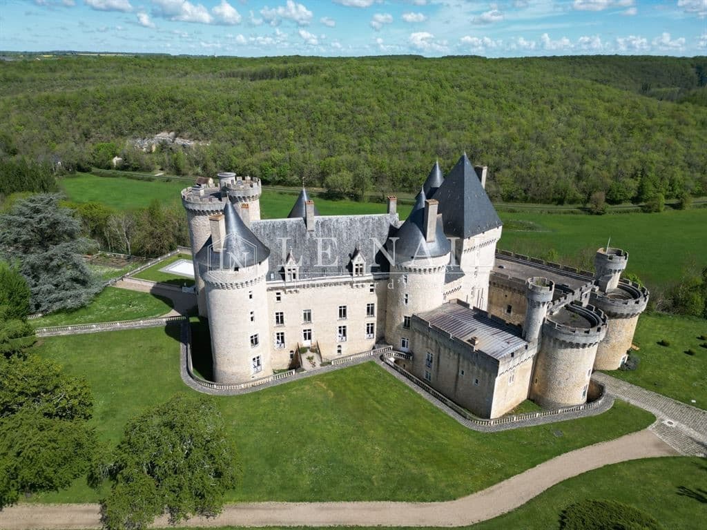 Remarkable 15th Century Castle With Extensive Grounds And 21 Bedrooms 4