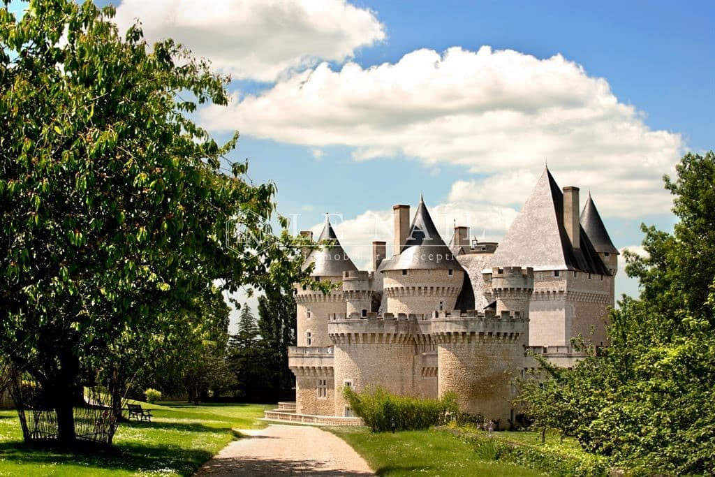 Remarkable 15th Century Castle With Extensive Grounds And 21 Bedrooms 4