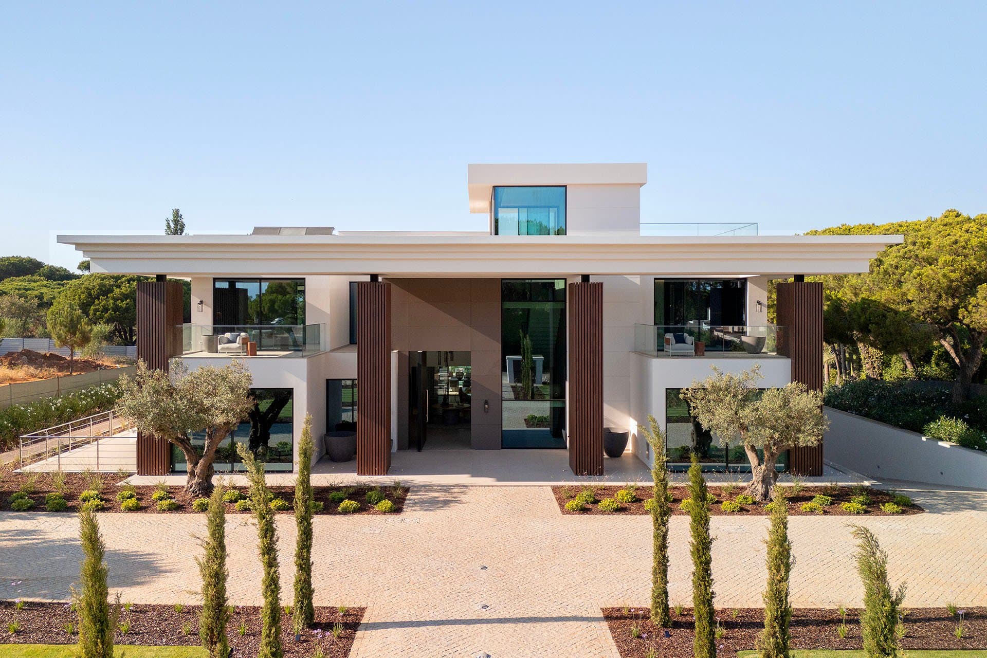 Visionary Villa with Rooftop Terrace and Private Cinema in Quinta do Lago 3