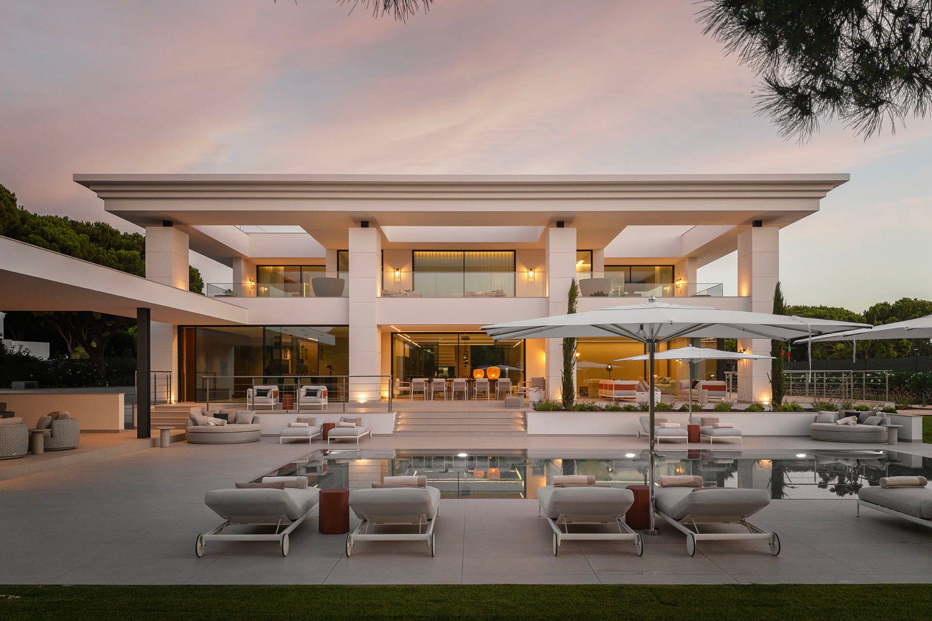 Visionary Villa with Rooftop Terrace and Private Cinema in Quinta do Lago 4