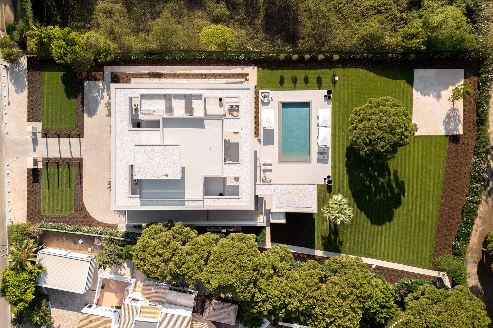Visionary Villa with Rooftop Terrace and Private Cinema in Quinta do Lago 5