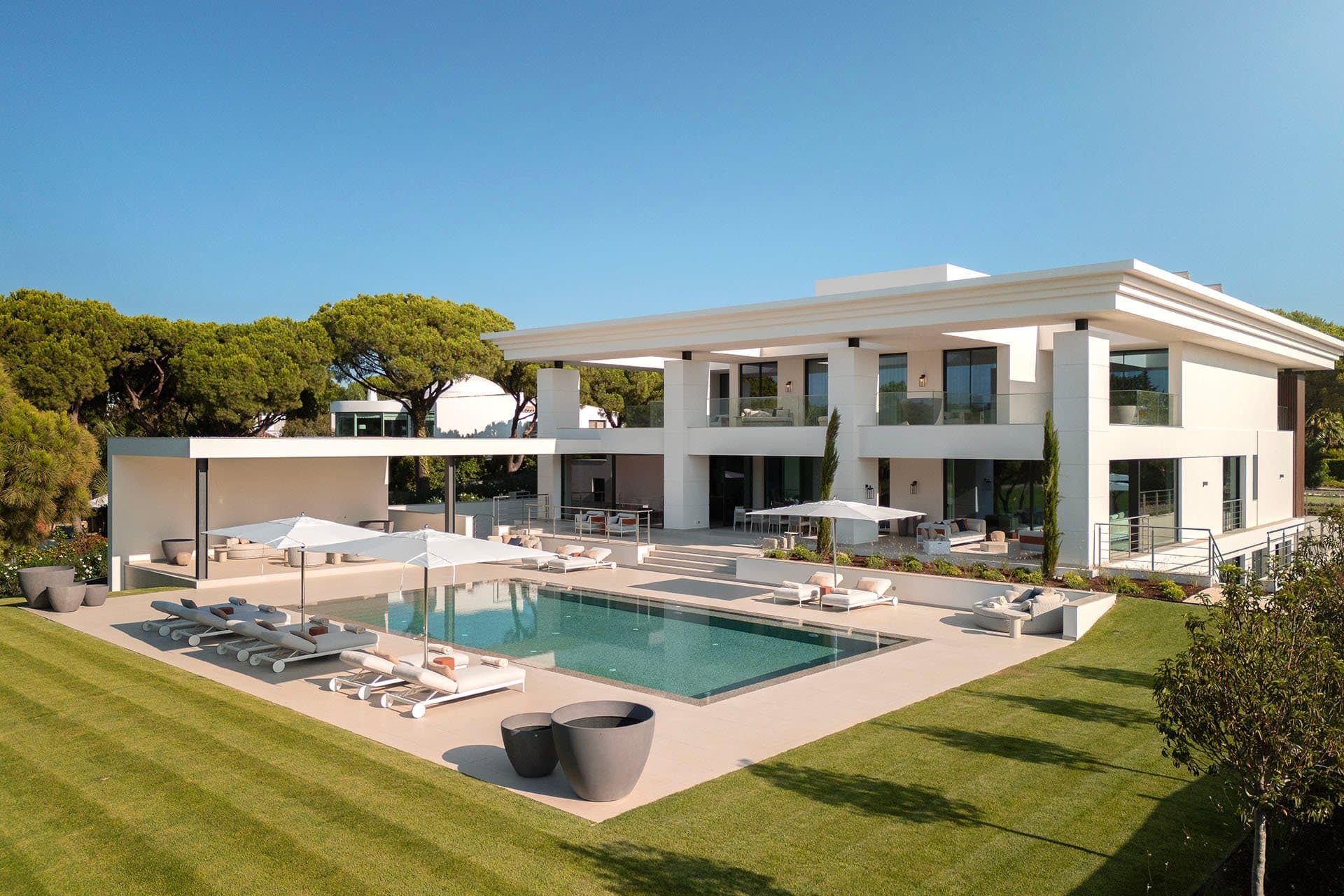 Visionary Villa with Rooftop Terrace and Private Cinema in Quinta do Lago 5