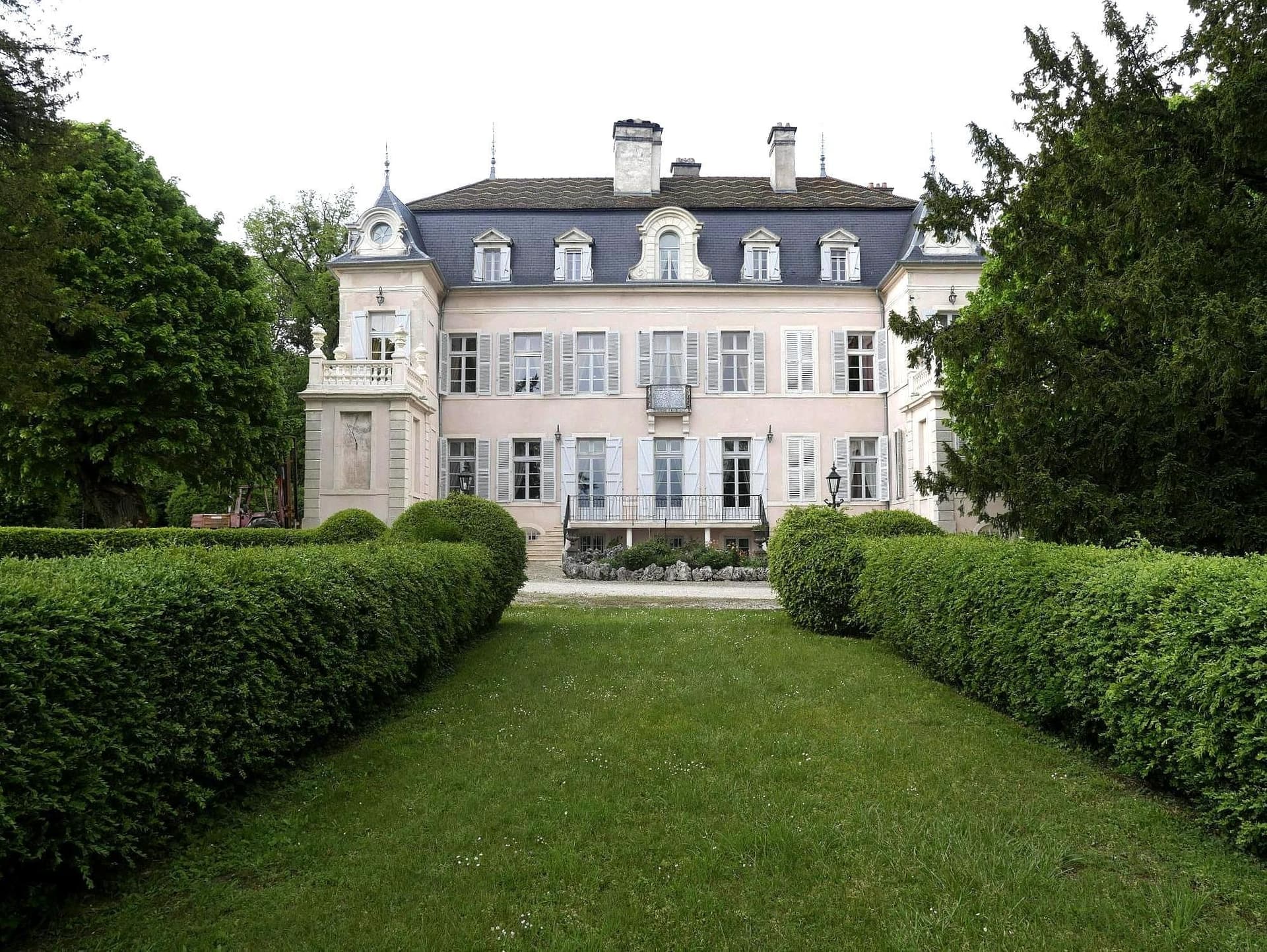 Historic 17th Century Château With 9 Bedrooms And Expansive Grounds — Château for sale in France