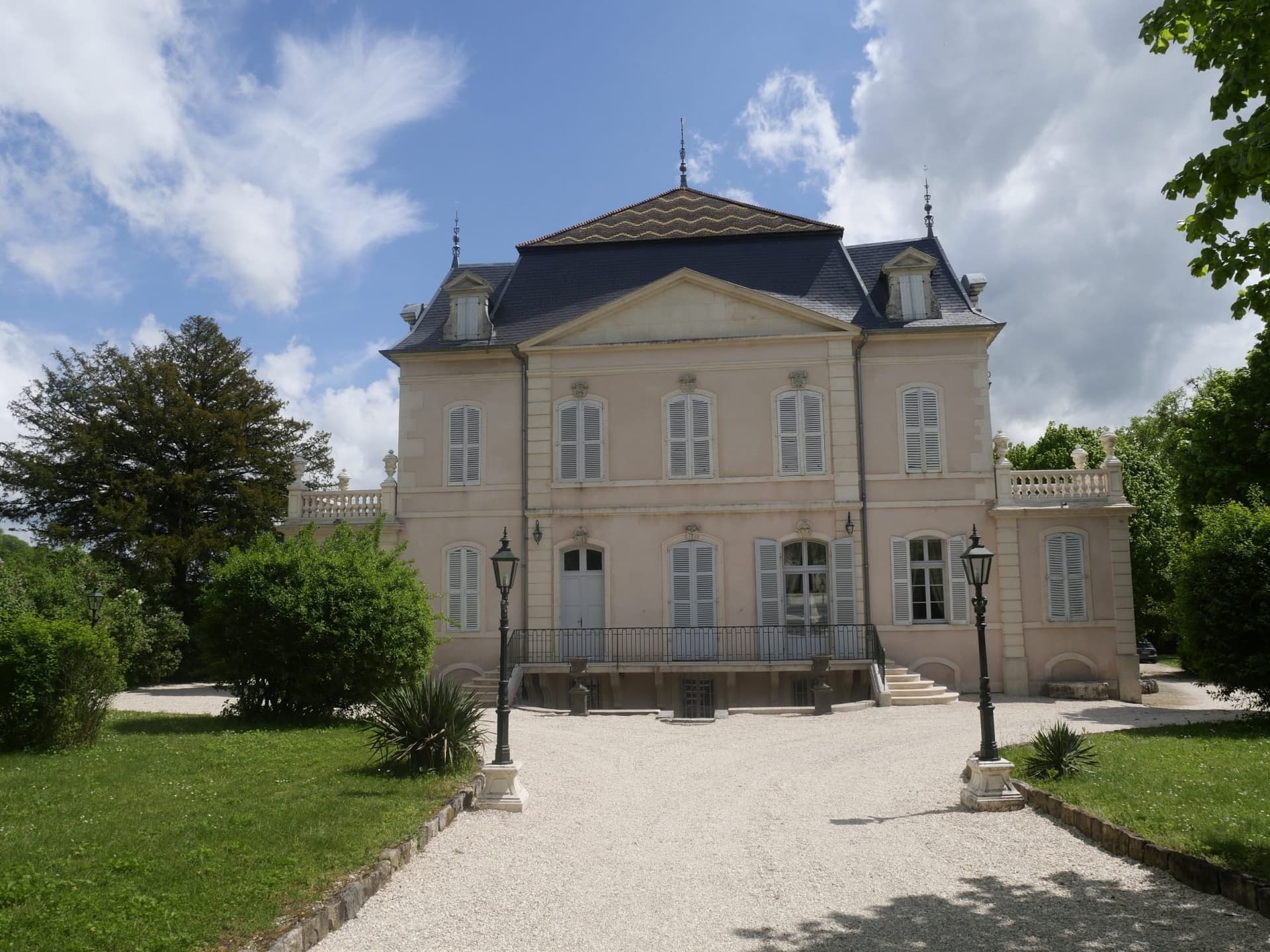 Historic 17th Century Château With 9 Bedrooms And Expansive Grounds 2