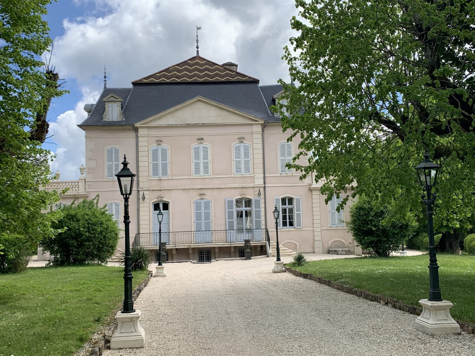 Historic 17th Century Château With 9 Bedrooms And Expansive Grounds 3