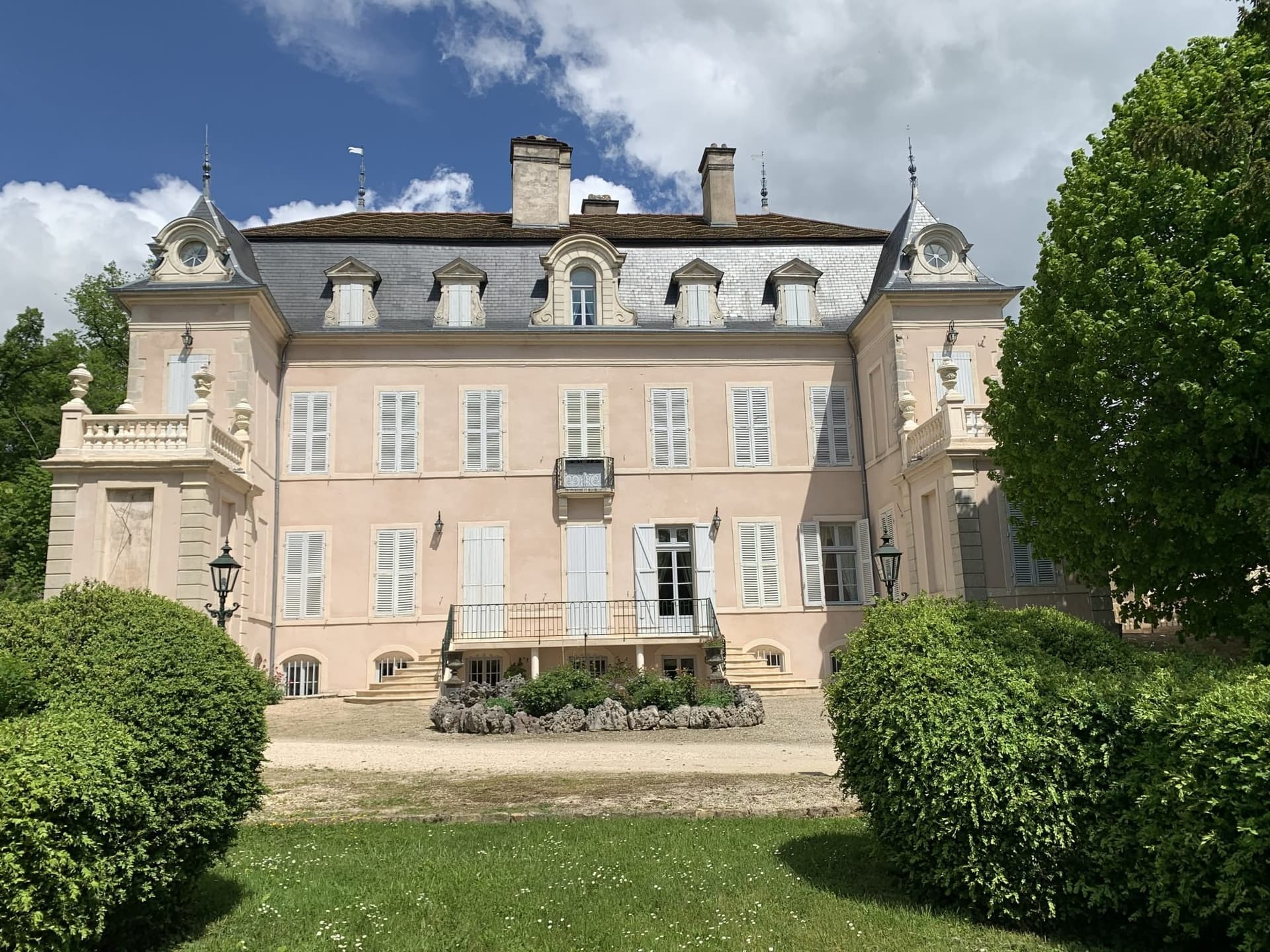 Historic 17th Century Château With 9 Bedrooms And Expansive Grounds 4