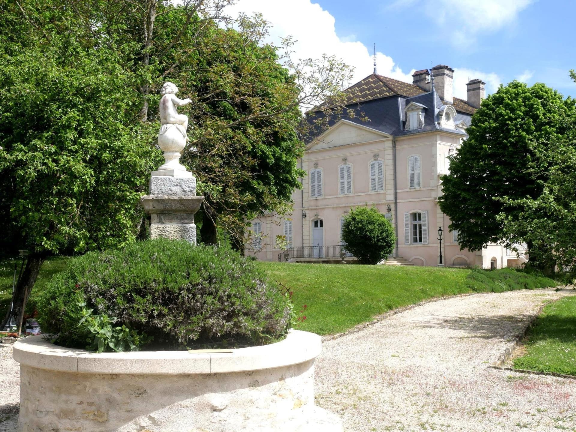 Historic 17th Century Château With 9 Bedrooms And Expansive Grounds 5