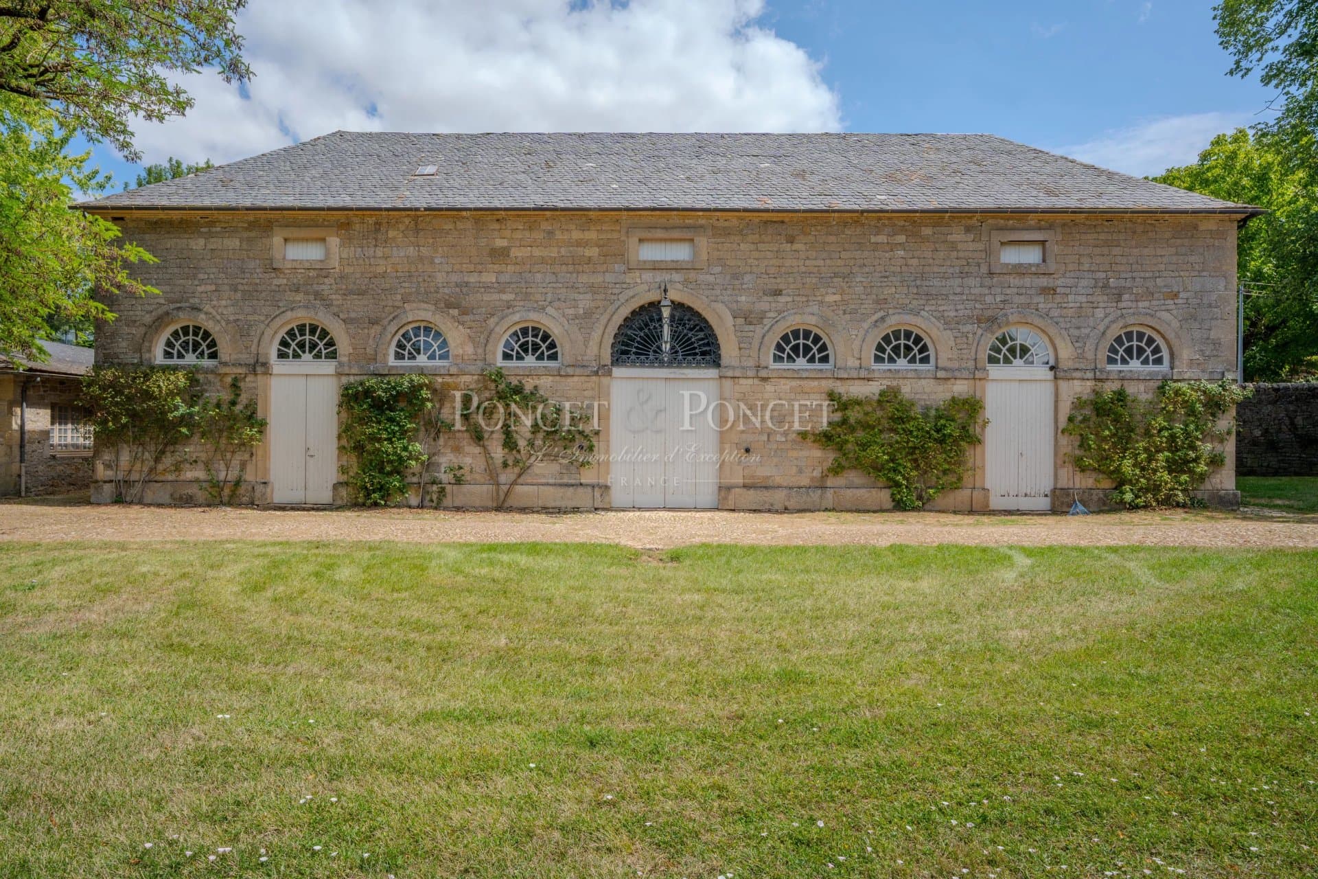 Historic Castle with Magnificent Park and Swimming Pool 2