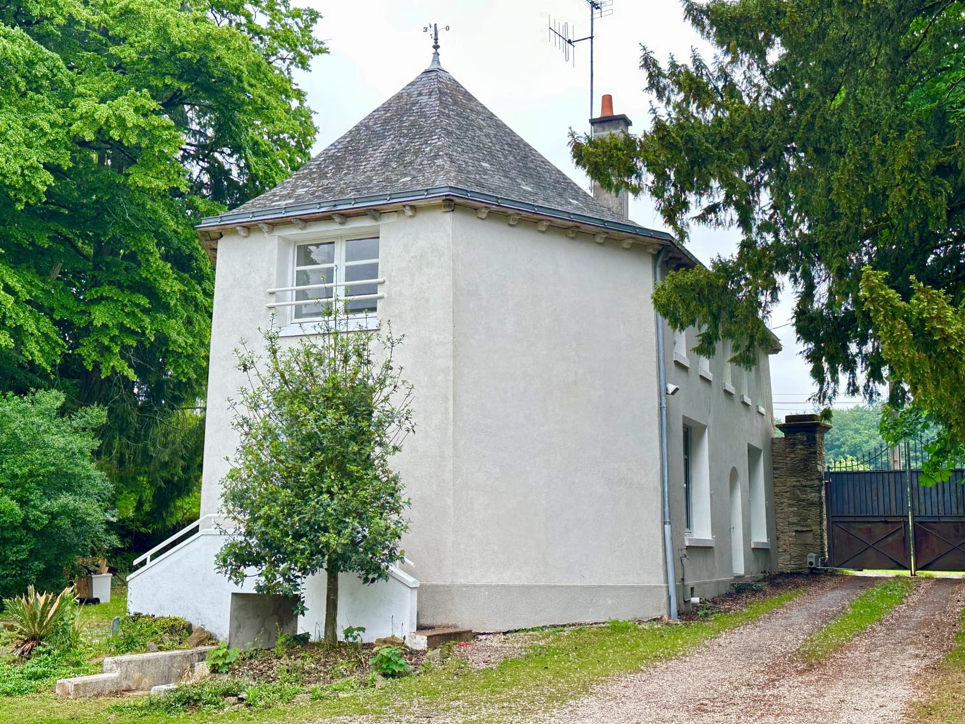 Charming Castle With 6 Bedrooms And 2.5 Hectares Park 4