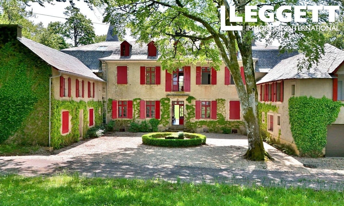 Exceptional Château With 14 Bedrooms Set Within 3 Hectares