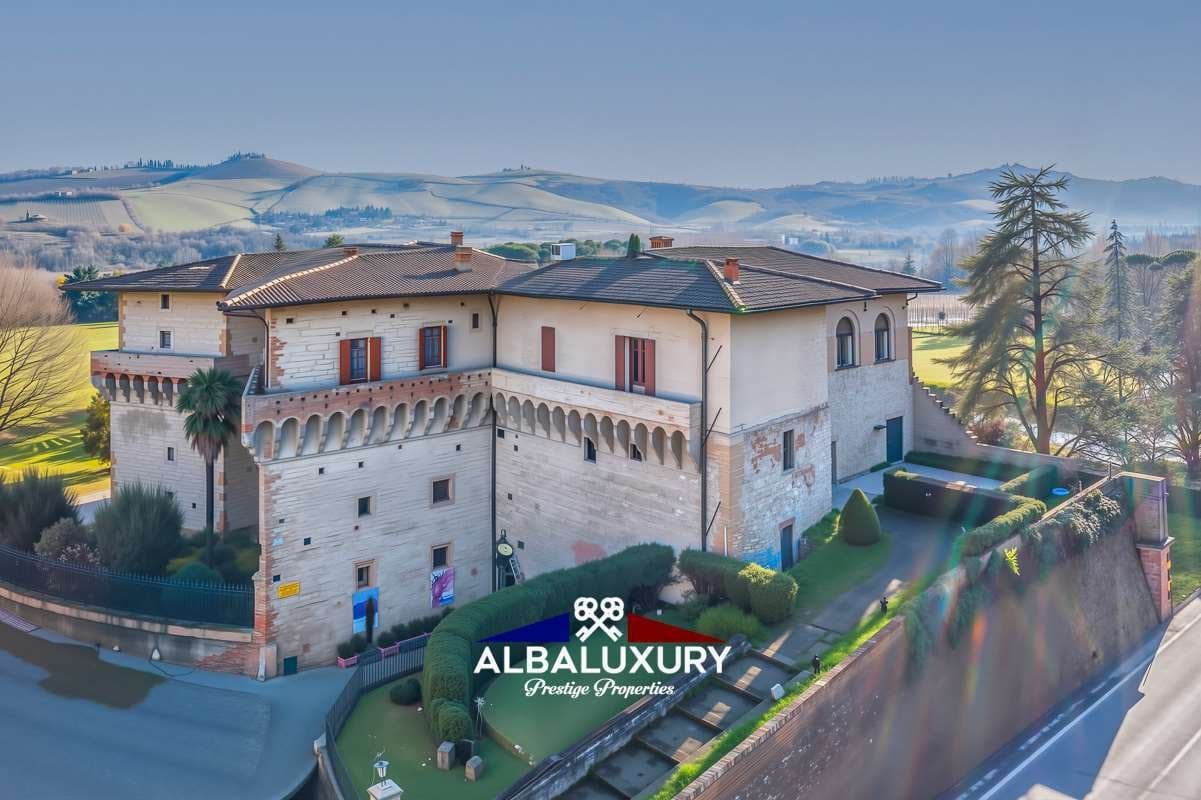 Historic Castle Built in 1564 with Panoramic Terrace and Medici Cellars 2