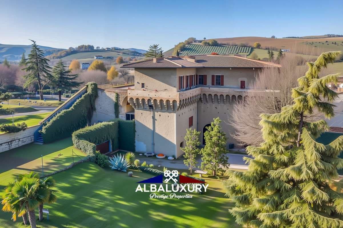Historic Castle Built in 1564 with Panoramic Terrace and Medici Cellars 3