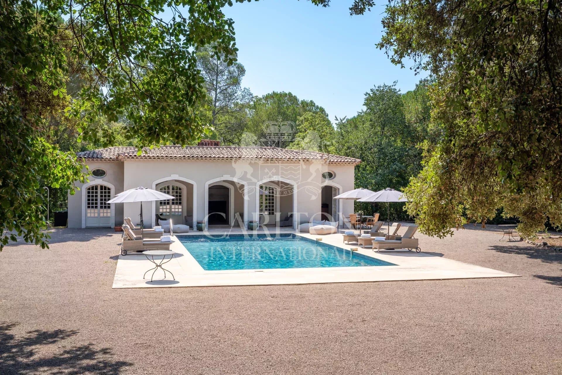 Elegant Château in Provence with Guest House and 13 Hectares of Land 5